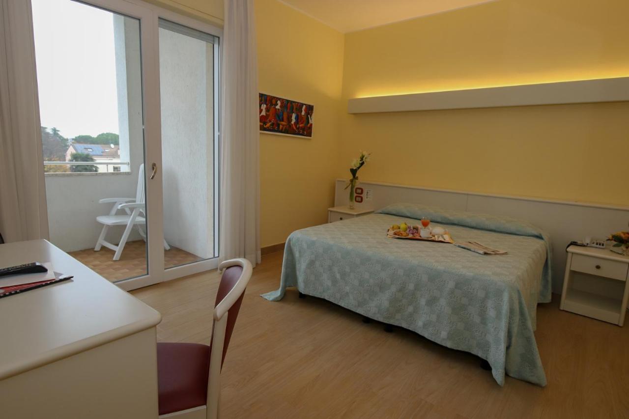 Doppel-/Zweibettzimmer mit Balkon